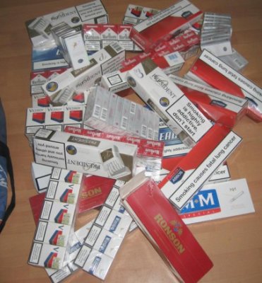 Bişniţarii care vând ţigări în Tomis Nord, 
